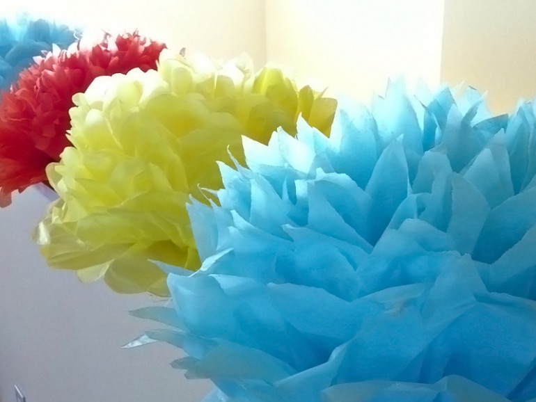 Цветы из гофрированной бумаги для праздничного оформления