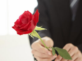 Как поздравить женщин 8 марта в офисе