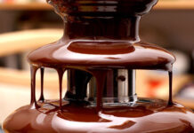 Шоколадный фонтан: любоваться или съесть?