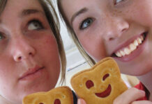 Праздник в классе: «Безумное чаепитие» на четырех столах сценарий праздника в классе безумное чаепитие