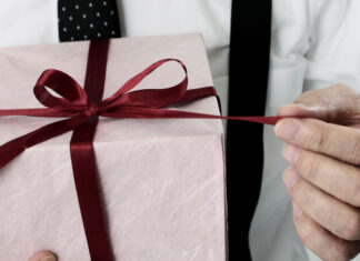 Выбираем подарки для мужчин: поздравляем с пользой и улыбкой подарки мужчинам на 23 февраля